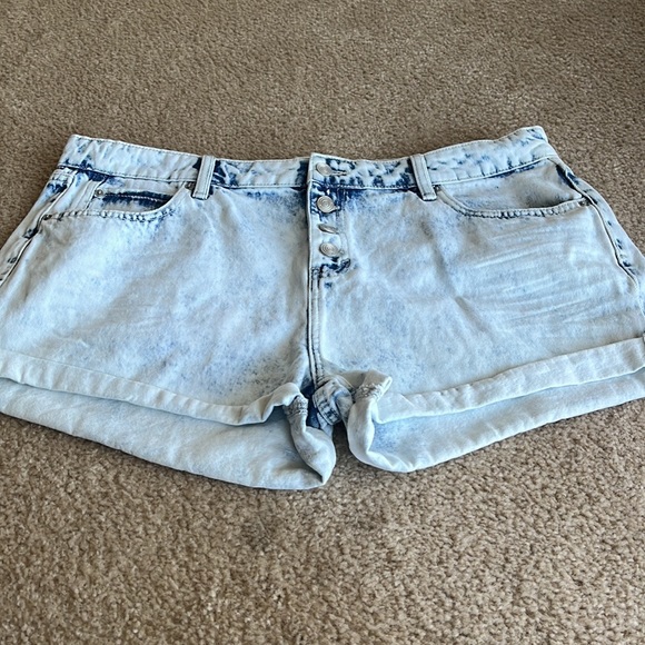 Acid Wash exposed buttons high waist button fly denim shorts. - Picture 3 of 6